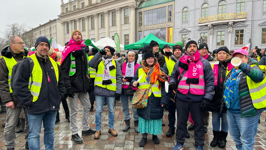 Streikende der gkl berlin bei der 3. Verhandlungsrunde zum TVL in Potsdam