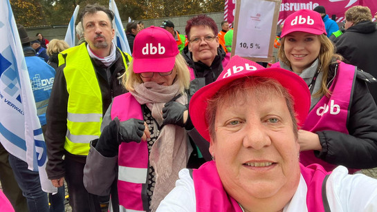 Demo-Teilnehmende der gkl berlin bei der 2. Runde der Tarifverhandlungen zum TV-L