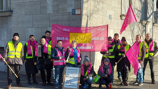 gkl-Mitglieder bei der Mahnwache vor SenFin