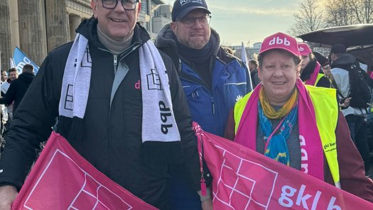 Gewerkschaftsmitglieder mit Gewerkschaftsfahnen der gkl berlin vor dem Brandenburger Tor