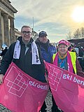 Gewerkschaftsmitglieder mit Gewerkschaftsfahnen der gkl berlin vor dem Brandenburger Tor