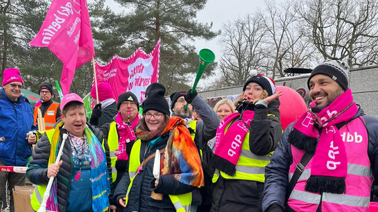 Streikende der gkl berlin bei der 3. Verhandlungsrunde zum TVL in Potsdam