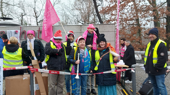 Streikende der gkl berlin bei der 3. Verhandlungsrunde zum TVL in Potsdam