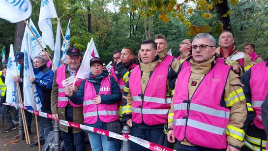 Demo-Teilnehmende von gkl / komba zum Auftakt der Tarifverhandlungen zum TV-L