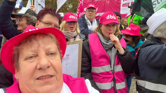 Demo-Teilnehmende der gkl berlin bei der 2. Runde der Tarifverhandlungen zum TV-L