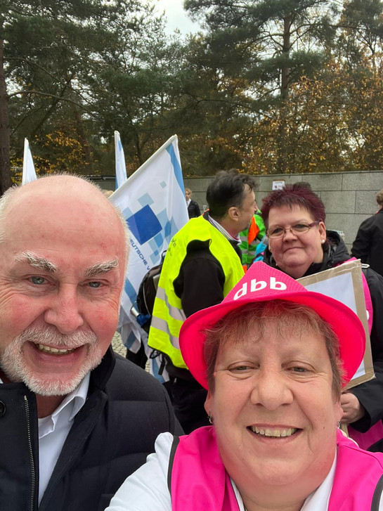 Demo-Teilnehmende der gkl berlin bei der 2. Runde der Tarifverhandlungen zum TV-L