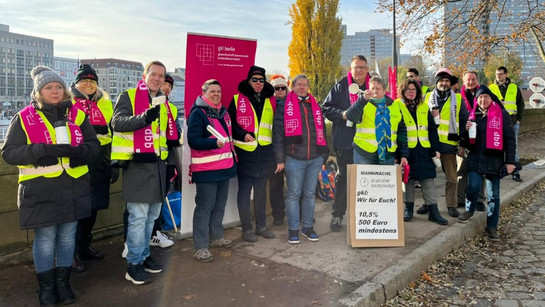 Mitglieder von gkl berlin und dbb berlin bei der Mahnwache 