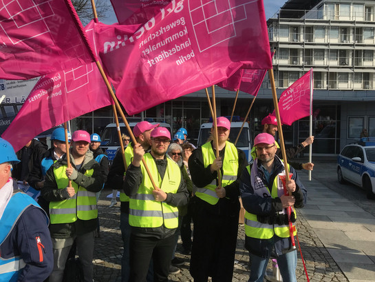 Mitgleider der gkl berlin beim Warnstreik