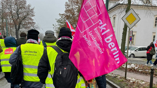 Streikende der gkl berlin bei der 3. Verhandlungsrunde zum TVL in Potsdam