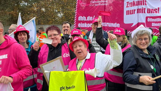 Demo-Teilnehmende der gkl berlin bei der 2. Runde der Tarifverhandlungen zum TV-L