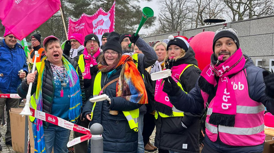 Streikende der gkl berlin bei der 3. Verhandlungsrunde zum TVL in Potsdam